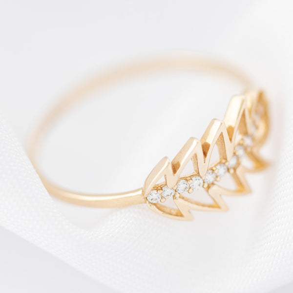 Anillo calado con circonias motivo hoja en oro amarillo 14 kilates.