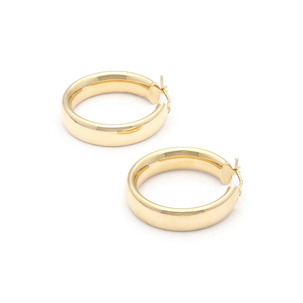 Arracadas huecas en oro amarillo 14 kilates.