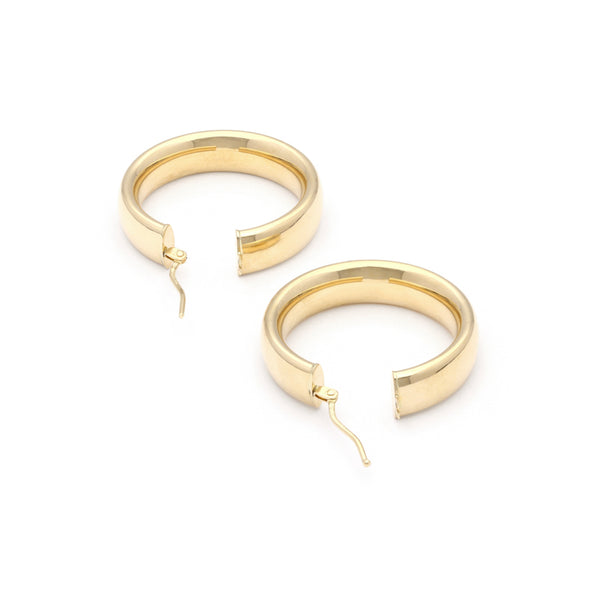 Arracadas huecas en oro amarillo 14 kilates.