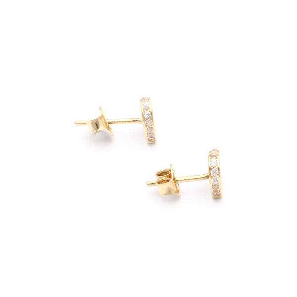 Aretes lisos con circonias motivo corazón en oro amarillo 14 kilates.