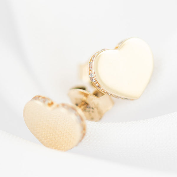 Aretes lisos con circonias motivo corazón en oro amarillo 14 kilates.