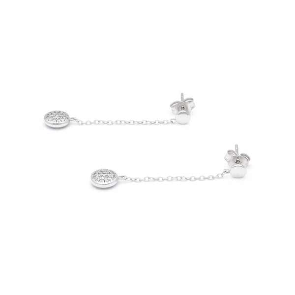 Aretes diseño especial con colgante de circonias en oro blanco 14 kilates.