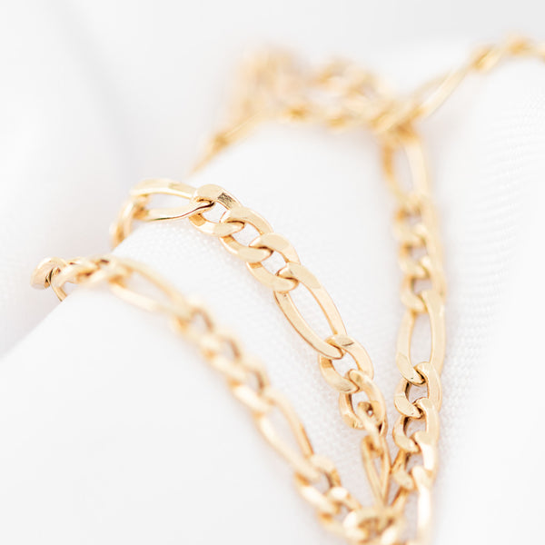Pulsera de tres eslabones por uno en oro amarillo 14 kilates.