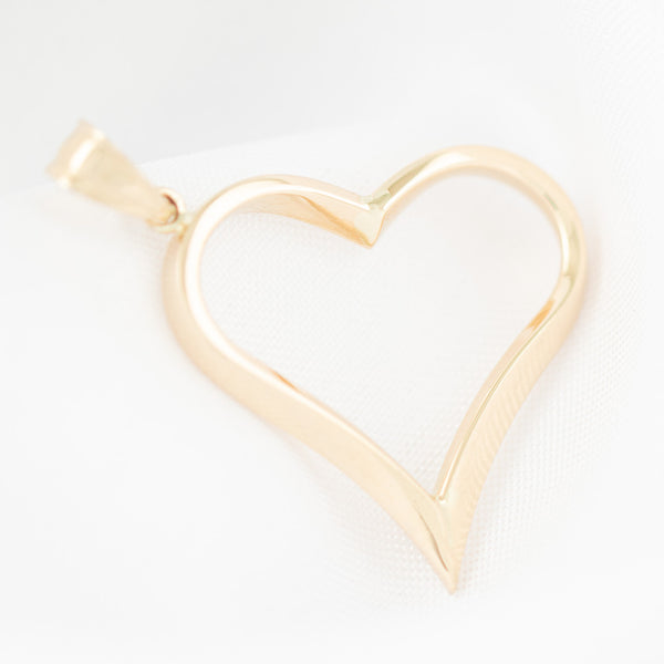 Dije facetado motivo corazón en oro amarillo 14 kilates.
