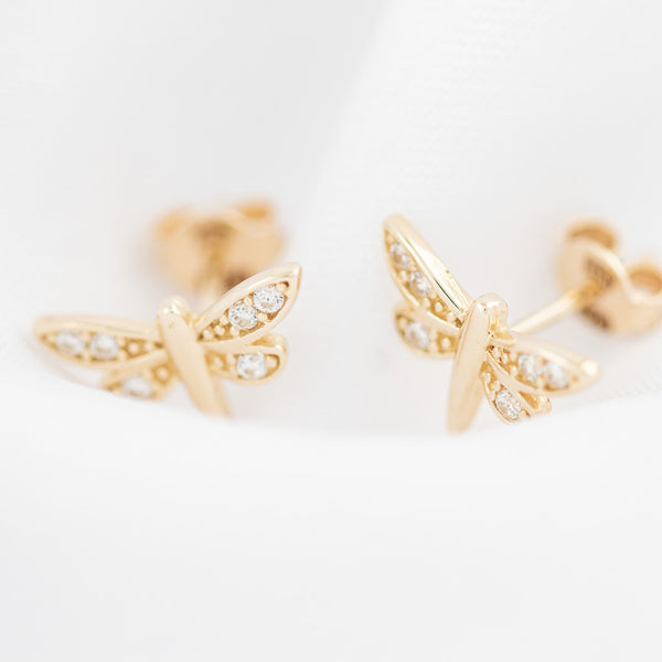 Aretes diseño especial motivo libélula con circonias en oro amarillo 14 kilates.