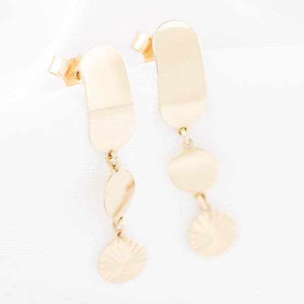 Aretes lisos con colgantes en oro amarillo 14 kilates.