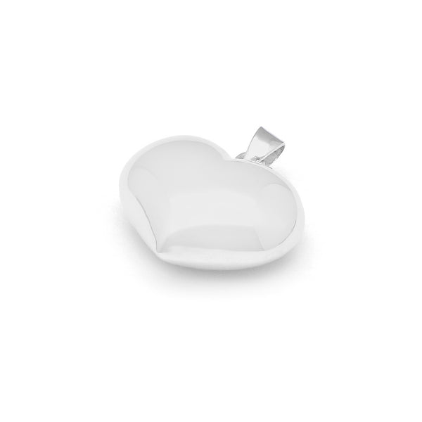 Dije hueco motivo corazón en oro blanco 14 kilates.