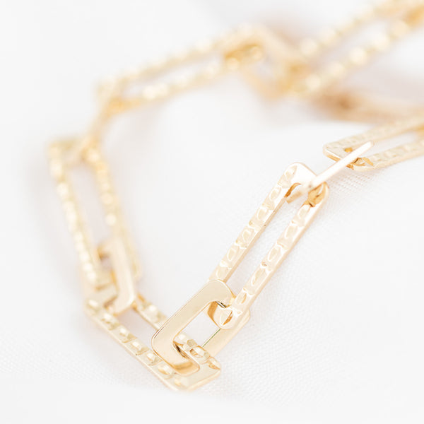 Pulsera eslabón cruzado en oro amarillo 14 kilates.