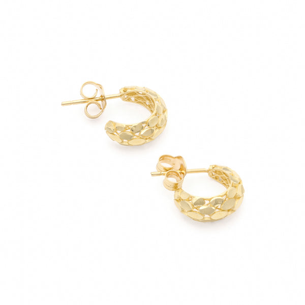 Aretes calados en oro amarillo 14 kilates.