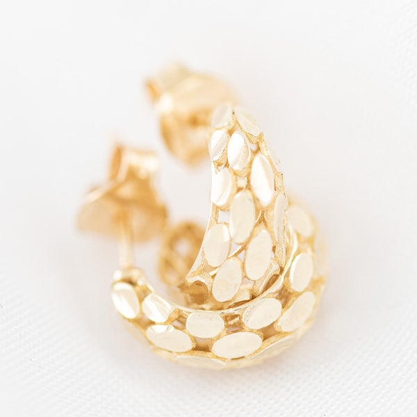 Aretes calados en oro amarillo 14 kilates.
