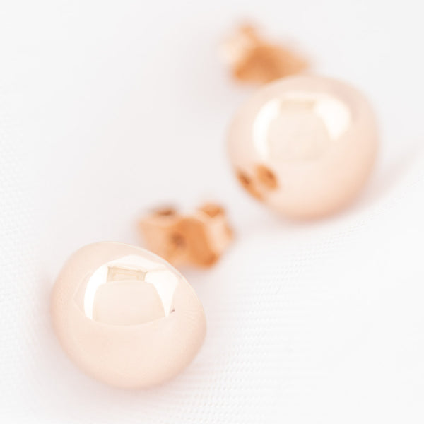 Aretes huecos motivo media esfera en oro rosa 14 kilates.