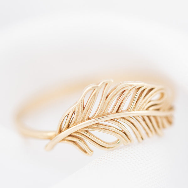 Anillo calado motivo hoja en oro amarillo 14 kilates.