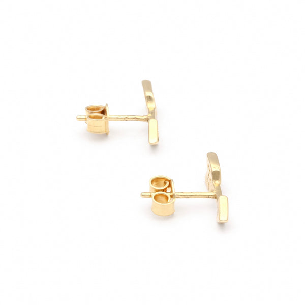 Aretes diseño especial con circonias motivo flecha en oro amarillo 14 kilates.