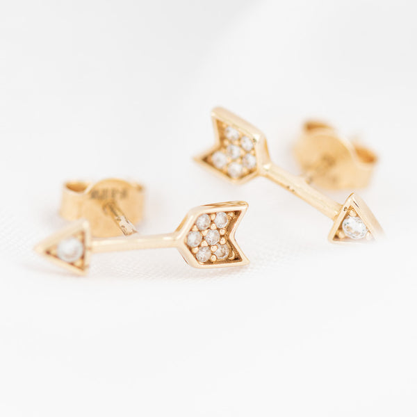 Aretes diseño especial con circonias motivo flecha en oro amarillo 14 kilates.