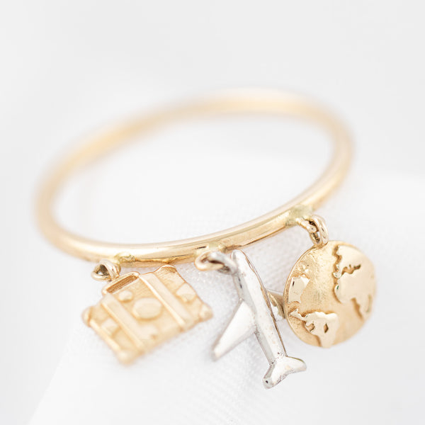 Anillo liso con colgantes en oro dos tonos 14 kilates.