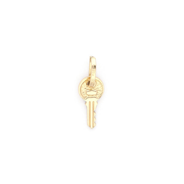 Dije diseño especial motivo llave en oro amarillo 14 kilates.
