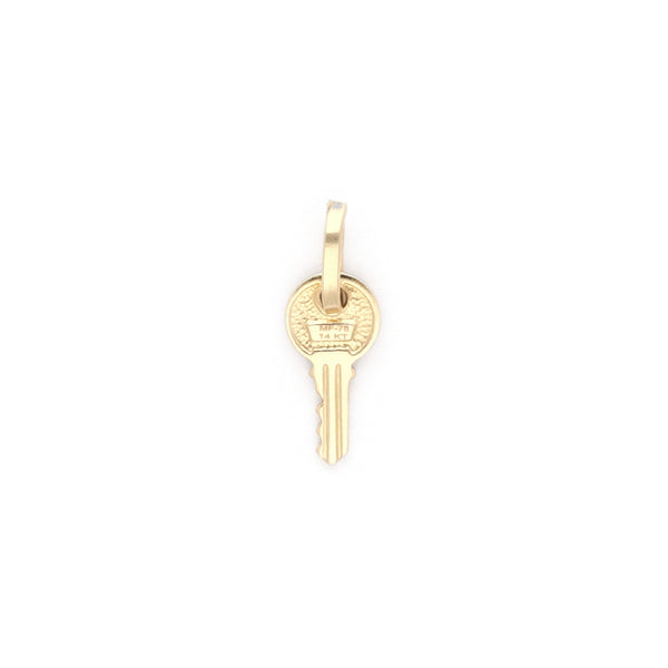 Dije diseño especial motivo llave en oro amarillo 14 kilates.