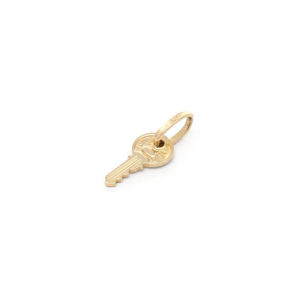 Dije diseño especial motivo llave en oro amarillo 14 kilates.