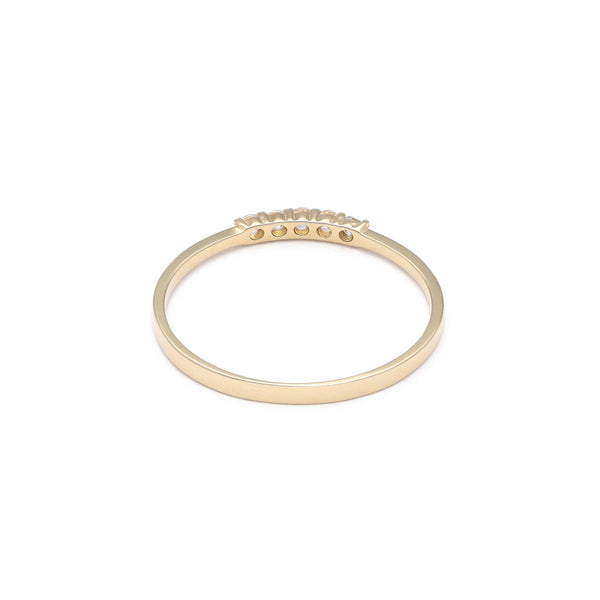 Anillo liso con circonias en oro amarillo 14 kilates.