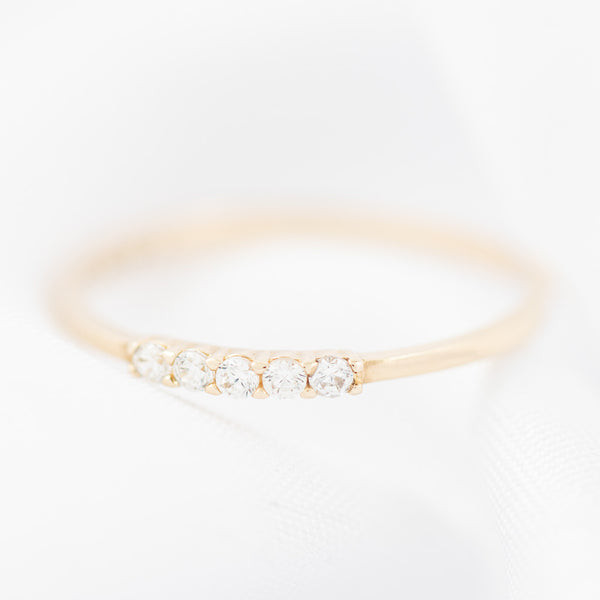 Anillo liso con circonias en oro amarillo 14 kilates.