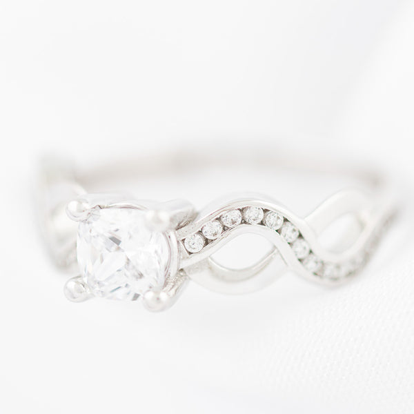 Anillo de compromiso con circonias en oro blanco 14 kilates.