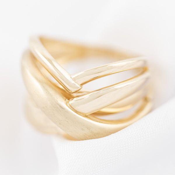 Anillo estilizado en oro amarillo 14 kilates.