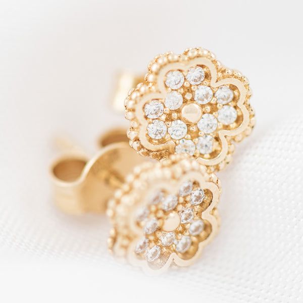 Aretes diseño especial con circonias motivo flor en oro amarillo 14 kilates.