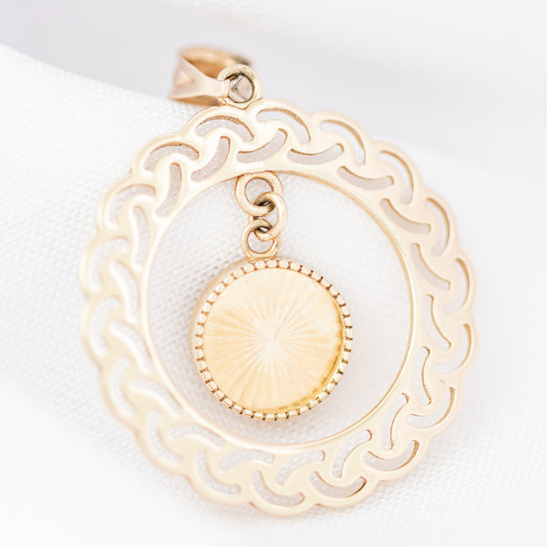 Dije calado con colgante motivo circulo en oro amarillo 14 kilates.