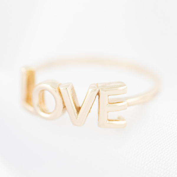 Anillo liso motivo letras LOVE en oro amarillo 14 kilates.