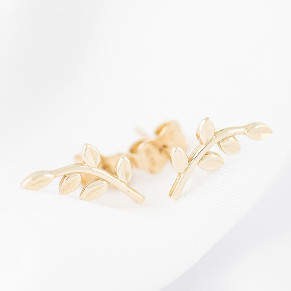 Aretes facetados motivo hojas en oro amarillo 14 kilates.