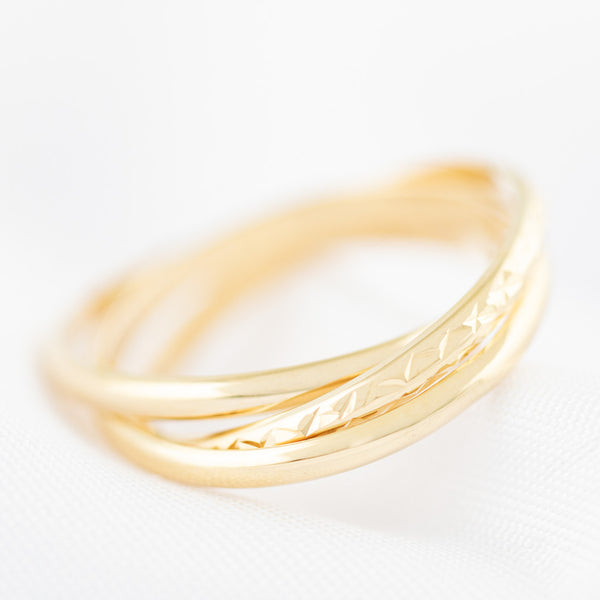 Alianza tres piezas huecas en oro amarillo 14 kilates.