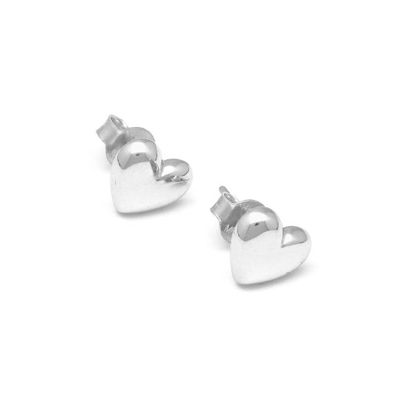 Aretes lisos motivo corazón en oro blanco 14 kilates.