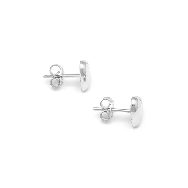 Aretes lisos motivo corazón en oro blanco 14 kilates.