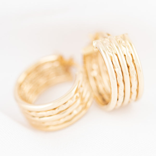 Arracadas facetadas en oro amarillo 14 kilates.