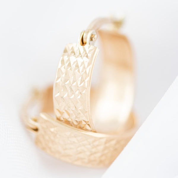 Arracadas facetadas en oro amarillo 14 kilates.