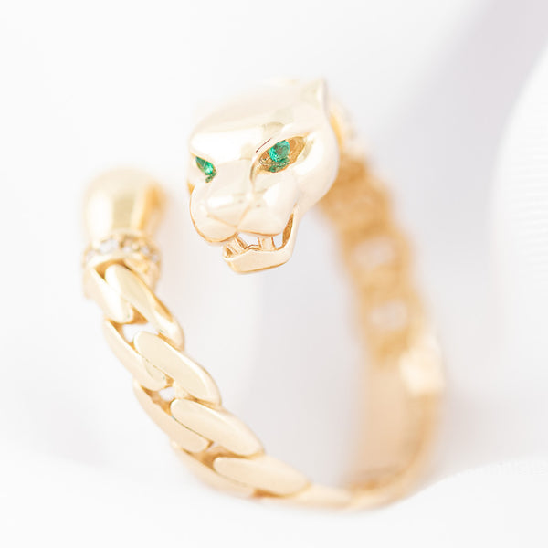 Anillo diseño especial con sintéticos motivo pantera en oro amarillo 14 kilates.
