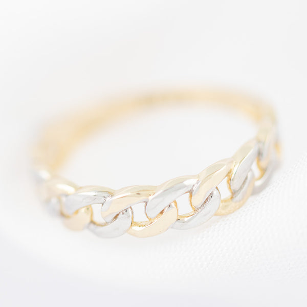 Anillo calado en oro amarillo 14 kilates.