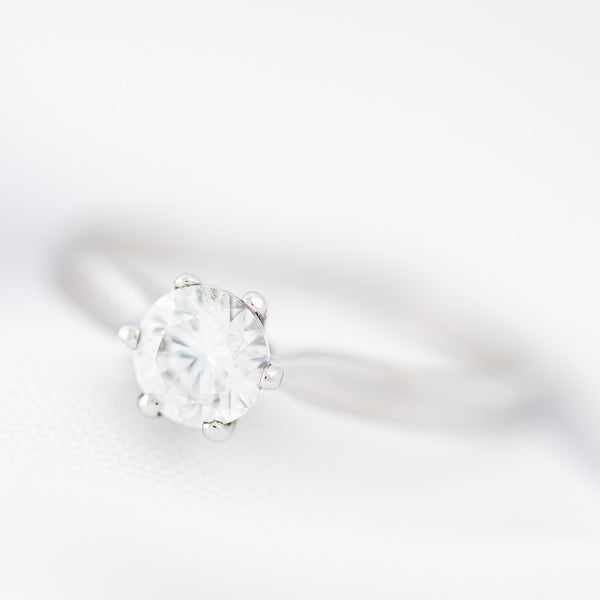 Anillo de compromiso con circonia en oro blanco 14 kilates.