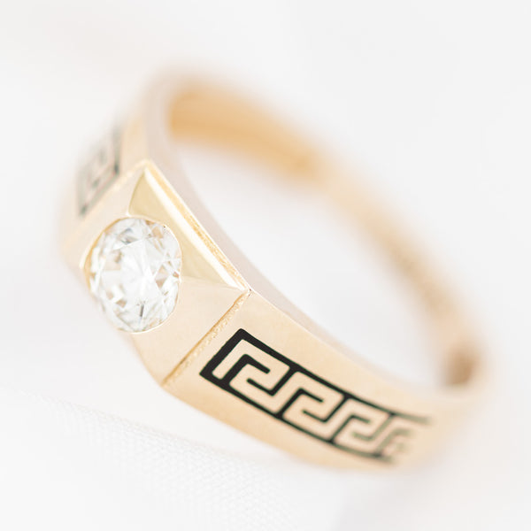 Anillo diseño especial motivo grecas con circonia y esmalte en oro amarillo 14 kilates.