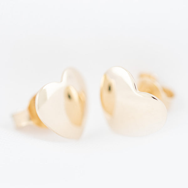 Aretes lisos motivo corazón en oro amarillo 14 kilates.