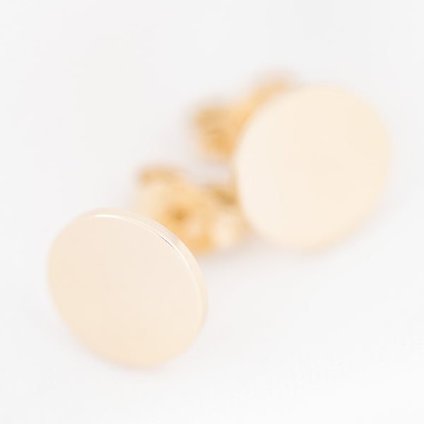 Aretes lisos motivo circulo en oro amarillo 14 kilates.