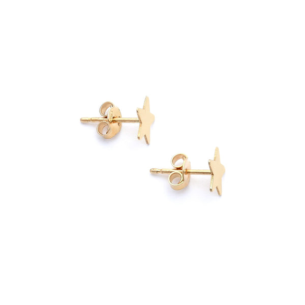 Aretes lisos motivo estrella en oro amarillo 14 kilates.