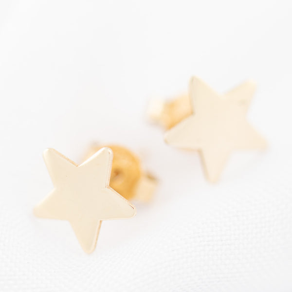 Aretes lisos motivo estrella en oro amarillo 14 kilates.