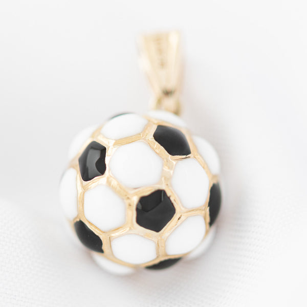 Dije diseño especial con esmalte motivo balón de futbol en oro amarillo 14 kilates.
