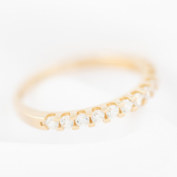 Anillo diseño especial con circonia en oro amarillo 14 kilates.