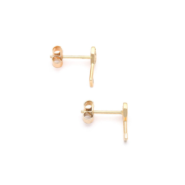 Aretes diseño especial motivo llave con circonias en oro amarillo 14 kilates.