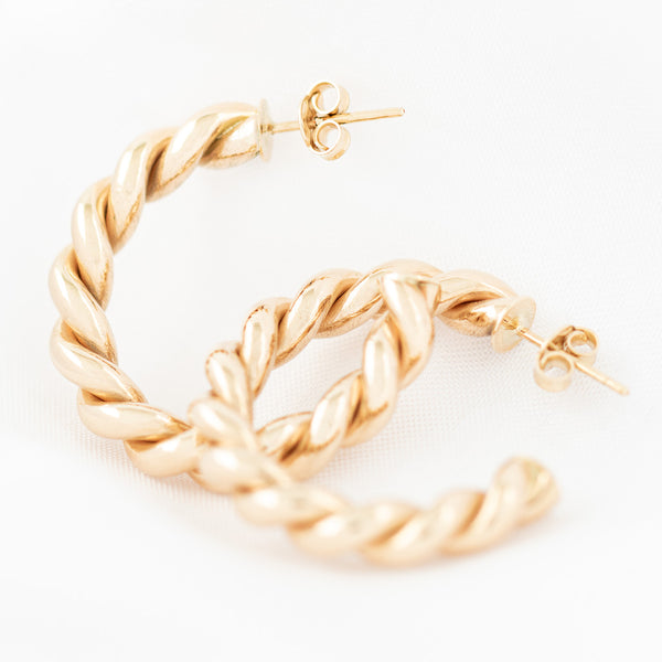 Aretes torzales en oro amarillo 14 kilates.