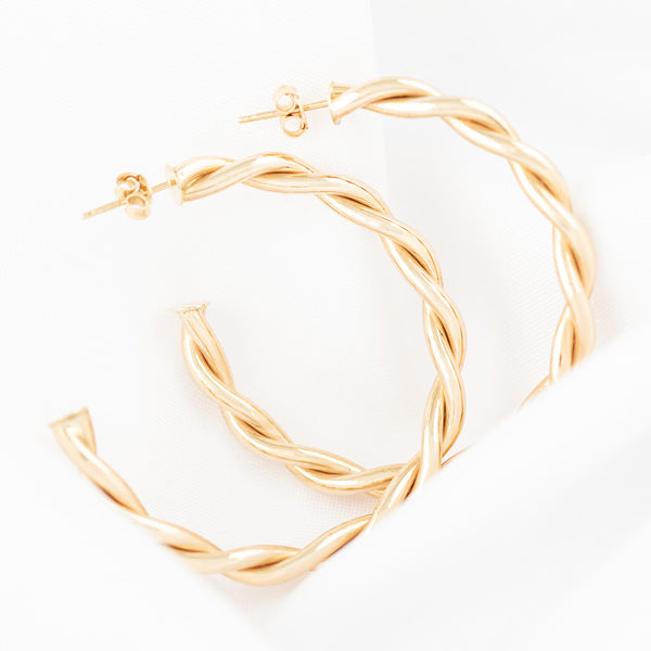 Aretes torzales en oro amarillo 14 kilates.