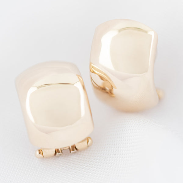 Aretes lisos en oro amarillo 14 kilates.