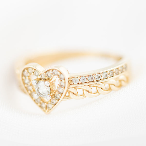 Anillo calado motivo corazón con circonias en oro amarillo 14 kilates.